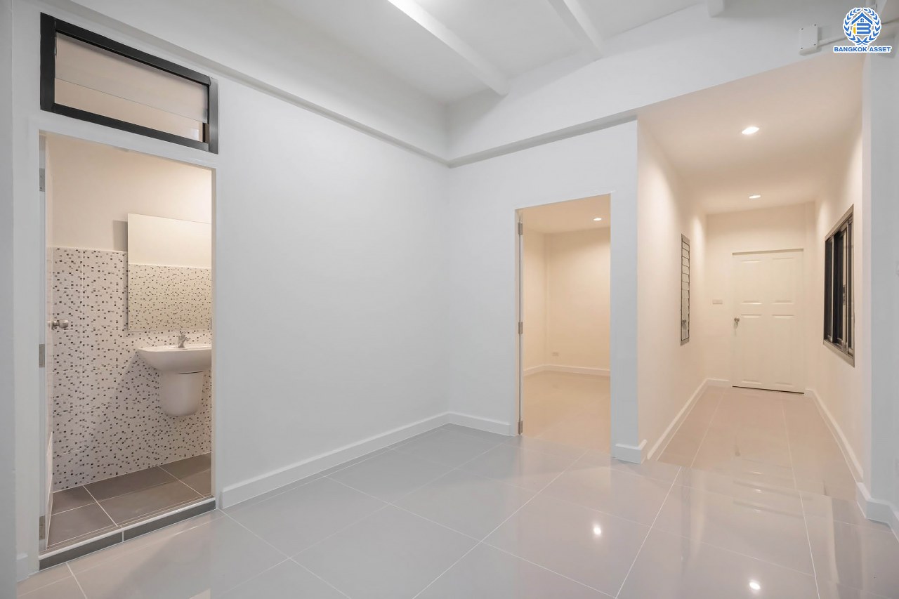 บ้านมือสองตกแต่งใหม่ โครงการ ลานทอง ติวานนท์-ปากเกร็ด เนื้อที่ 40 ตร.ว. ฟังก์ชัน 3 ห้องนอน 2 ห้องน้ำ จอดรถได้ 2คัน บนทำเลทองเดินทางสะดวกติด ถ.ติวานนท์ ใกล้ห้าแยกปากเกร็ด เมืองทองธานี, เซ็นทรัลแจ้งวัฒนะ รถไฟฟ้าสายสีชมพู "สถานีปากเกร็ด" และจุดขึ้นทางด่วน "แจ้งวัฒนะ"